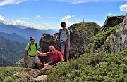 64 Autoscatto verso la croce del torrione roccioso del MIncucco (1832 m)